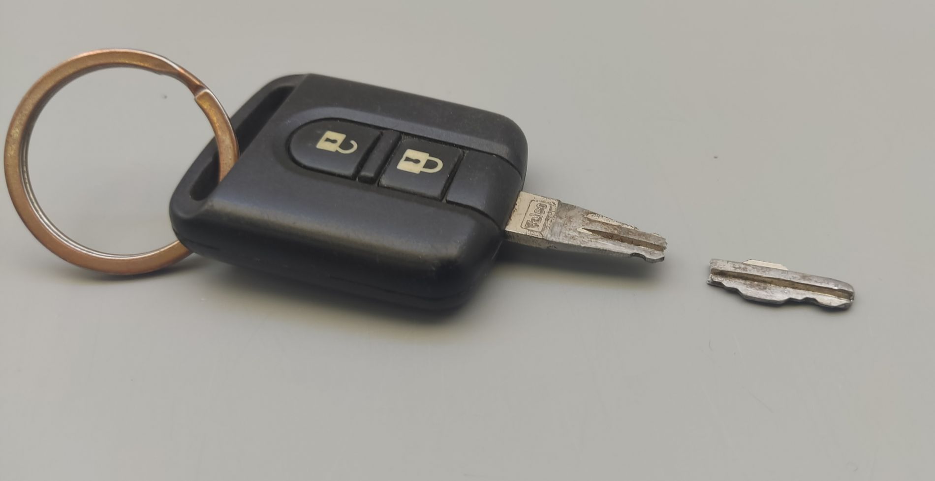 Jak wyjąć połamany klucz ze stacyjki Nissana Micry?
