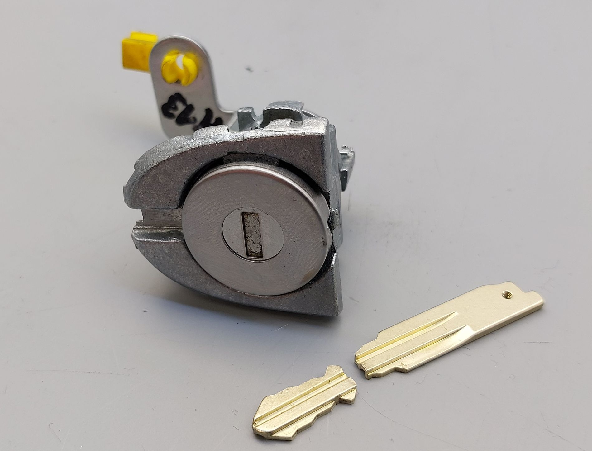 Jak wyjąć złamany klucz z zamka Nissana Micry K13?