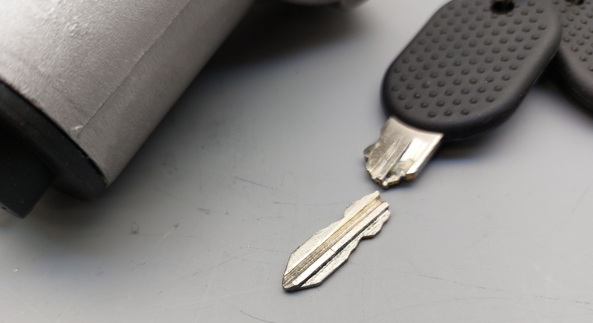 Jak wyjąć złamany klucz ze stacyjki Fiata Ducato II?