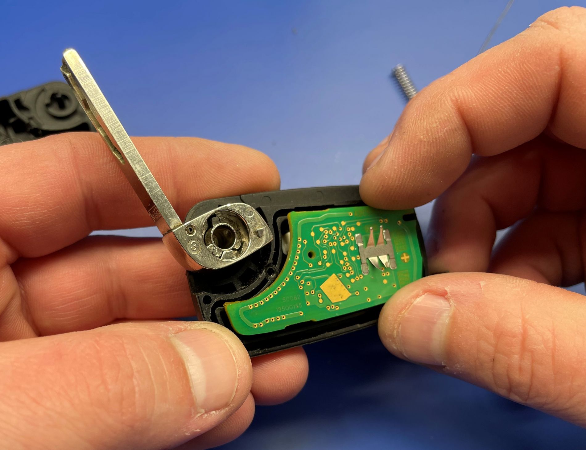 Jak naprawić elektronikę klucza do Opla Adama?
