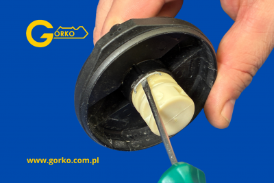 Naprawa i dopasowanie zamka korka wlewu paliwa Alfa Romeo Mito